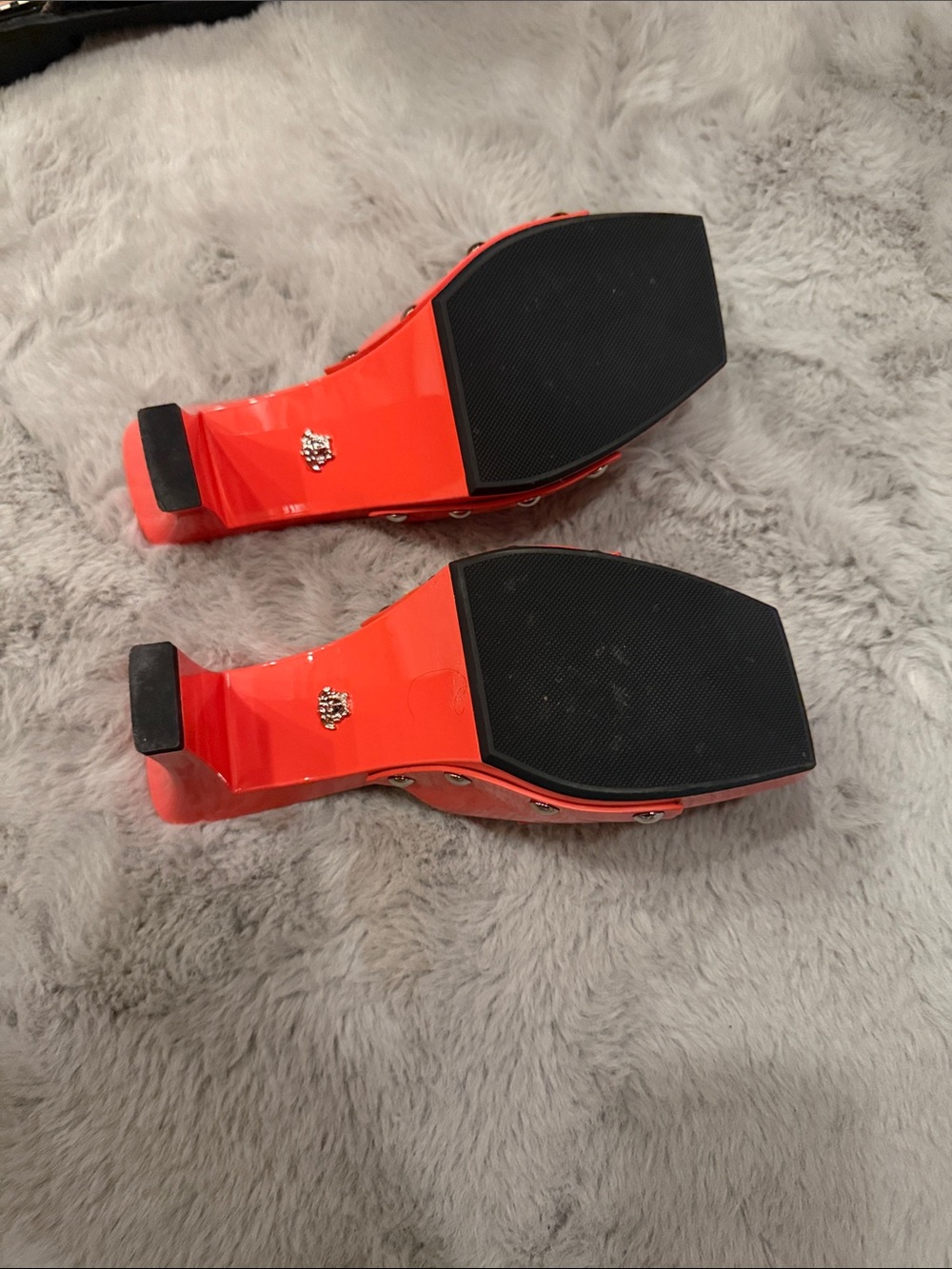 Versace Coral colored Slide Sandals with Medallion in silver - Picture 2 of 5